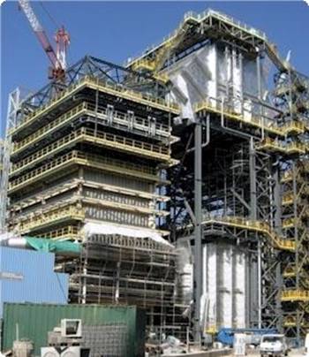 The first of Torrevaldaliga Nords three absorber towers under construction: the core of the tower (the rectangular structure on the left) is built entirely out of Outokumpus super-austenitic 1.4565 plate. Courtesy of MHI